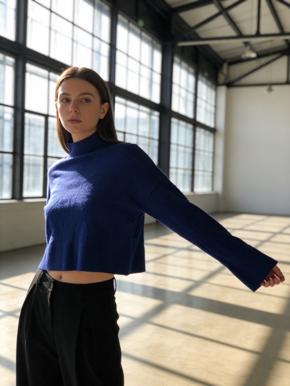 Tahari 100% Extra fine Merino Wool Mock Neck Cropped Sweater - Picture 3 of 4